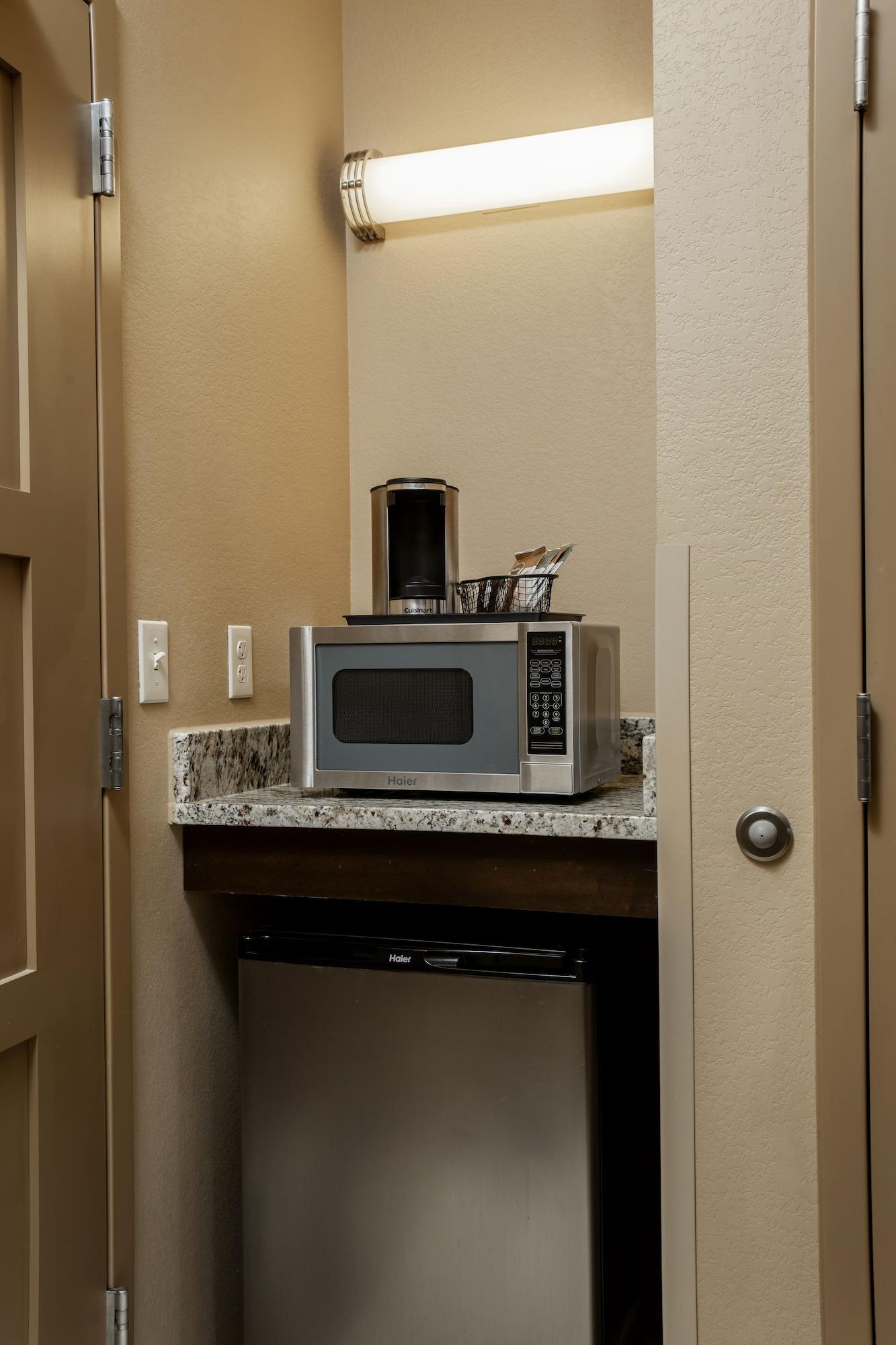 Clubhouse Hotel And Suites Pierre Luaran gambar