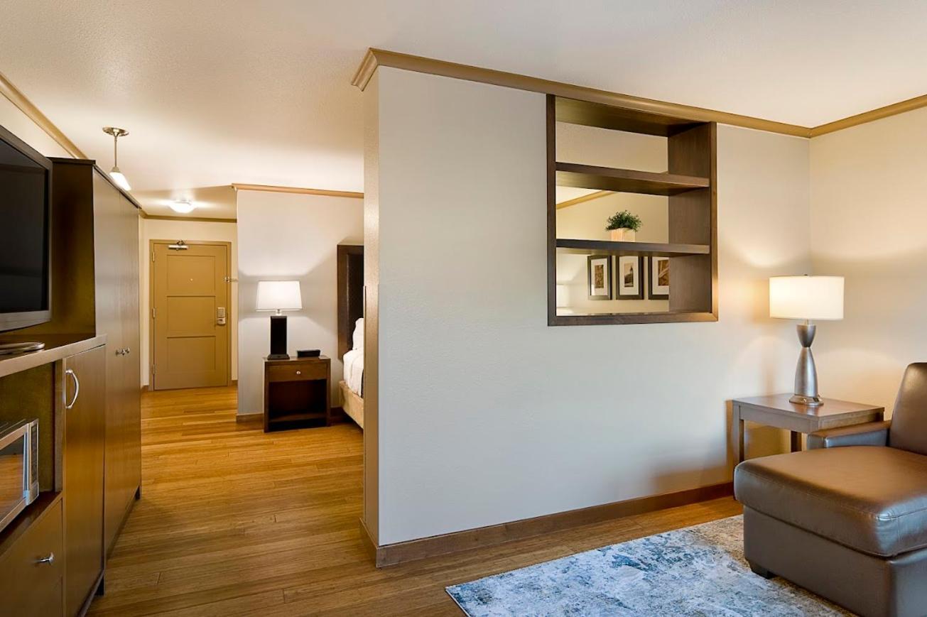 Clubhouse Hotel And Suites Pierre Luaran gambar