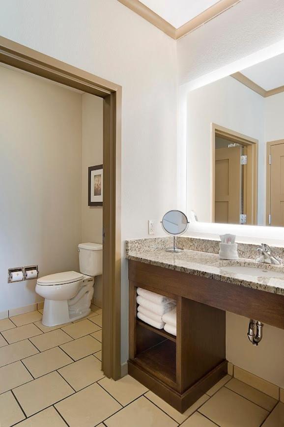 Clubhouse Hotel And Suites Pierre Luaran gambar