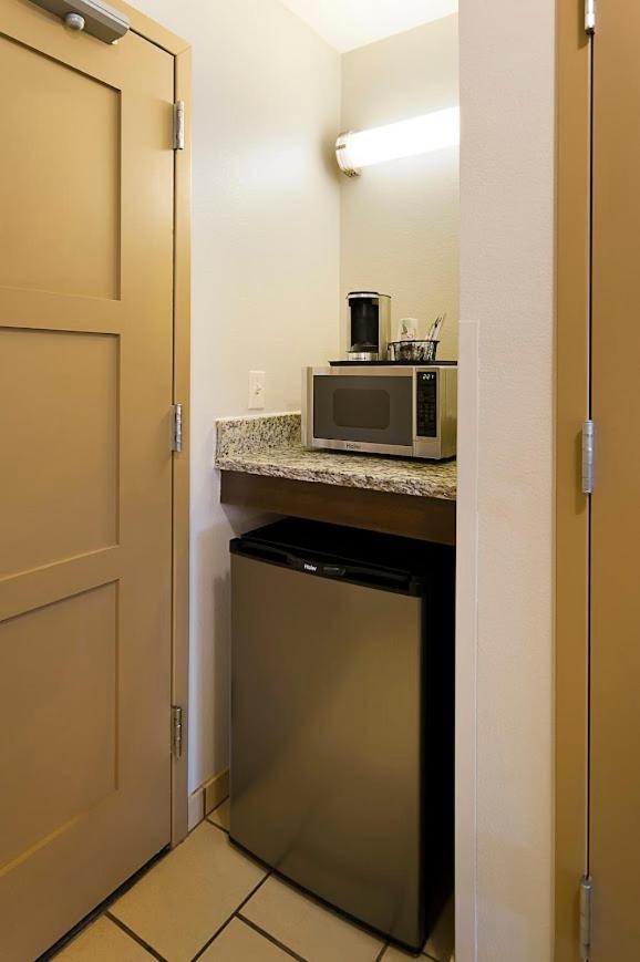 Clubhouse Hotel And Suites Pierre Luaran gambar